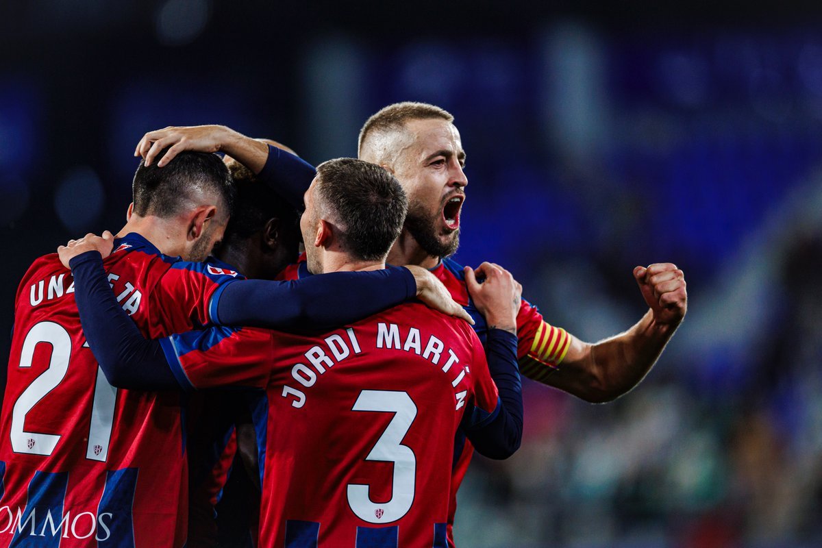 Jugadores de la SD Huesca celebrando un gol ante el Córdoba (Foto: vía SD Huesca / X)