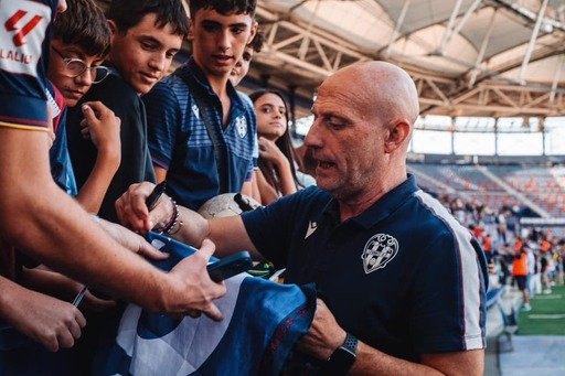 Julián Calero firmando camisetas