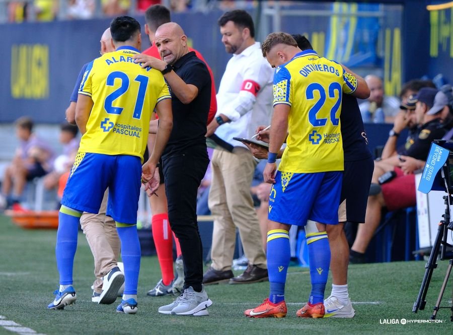 Los jugadores del Cádiz CF con el staff técnico de Paco López