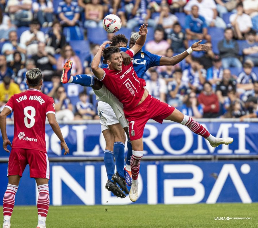 Duelo áereo de Gastón Valles y Kwasi Sibo en el Carlos Tartiere, perteneciente a la quinta jornada de la Liga Hypermotion