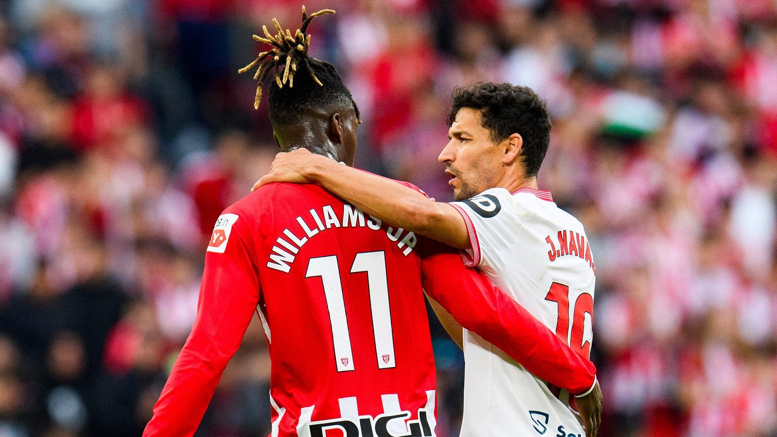 Nico Williams y Jesús Navas charlan durante un Athletic Club Sevilla de la pasada temporada. Fuente: Athletic Club Web