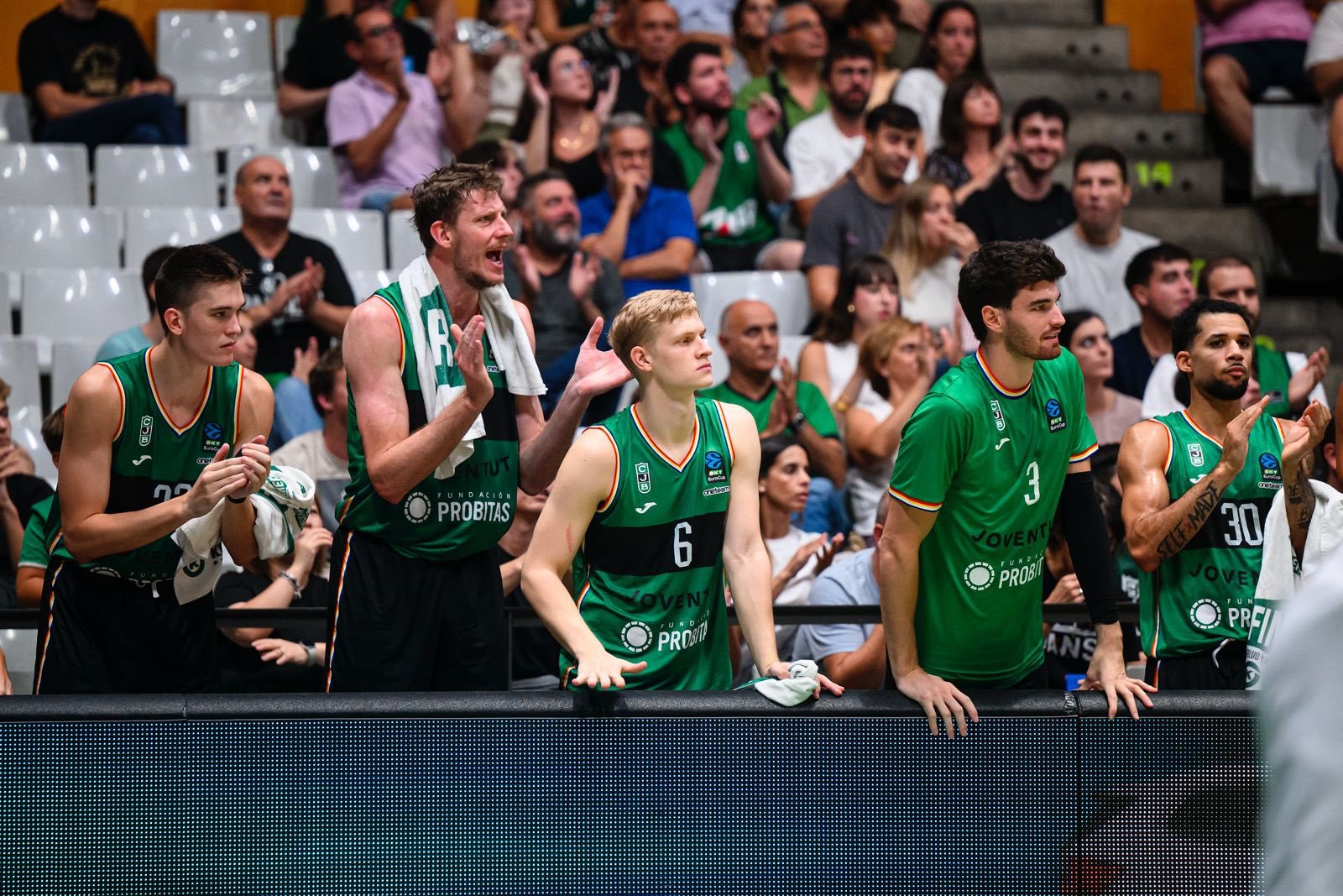 5 jugadores del Joventut celebran una canasta durante el partido de Eurocup (Foto: vía Joventut de Badalona / Redes Sociales «X»)