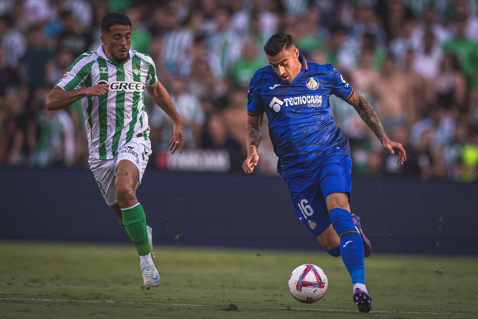 Diego Rico conduce la pelota ante Pablo Fornals. Fuente: Ennis ejecuta un lanzamiento ante Sima. (Fuente: Getafe /redes sociales "X"