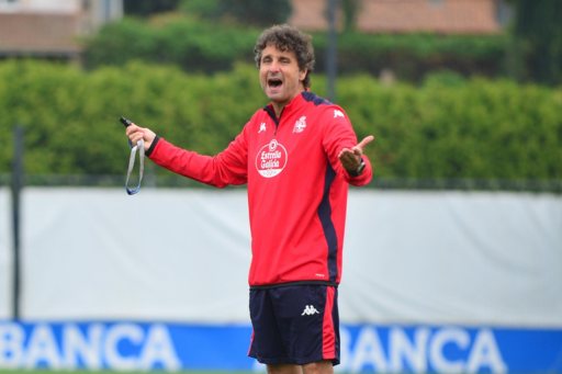 Imanol Idiakez, técnico del RC Deportivo, en una sesión de entrenamiento en Abegondo