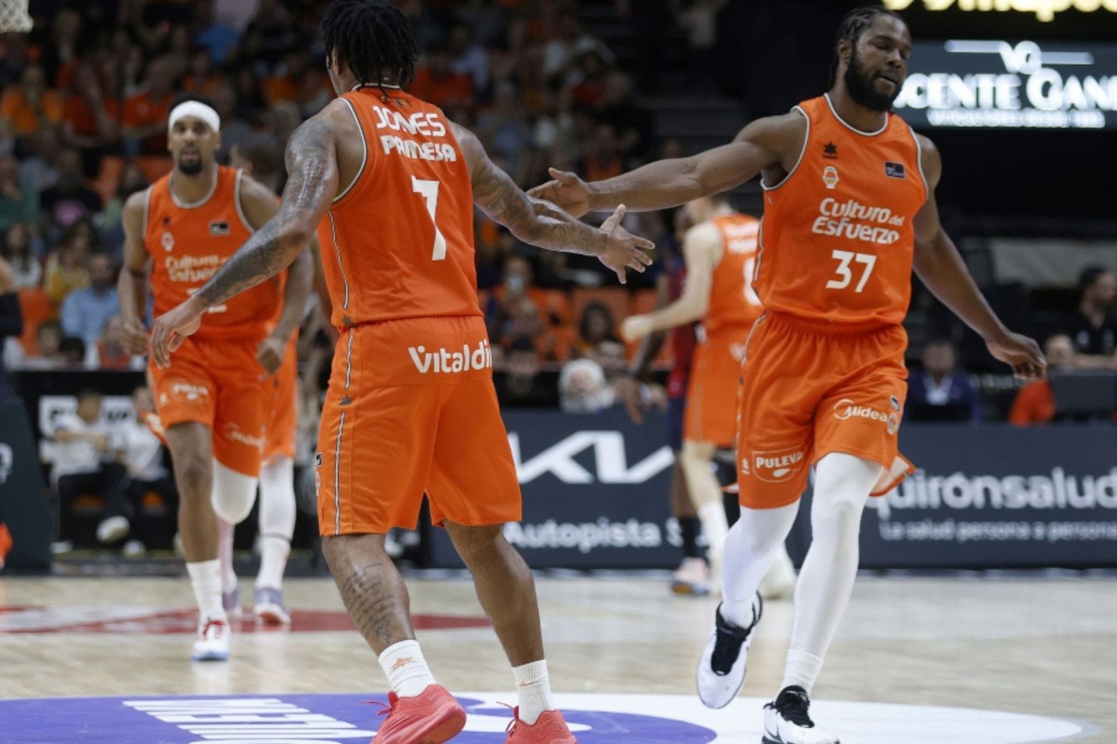 Chris Jones y Semi Ojeleye chocando las manos