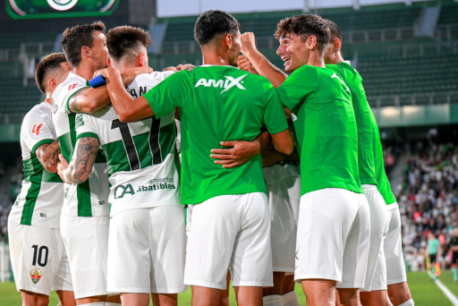 jugadores del Elche celebrando el gol de Mourad ante el Mirándes en el Martinez Valero