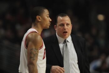 Tom Thibodeau dándole instrucciones a Derrick Rose