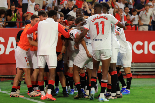 Peque y Ejuke celebran el gol de la victoria del Sevilla FC