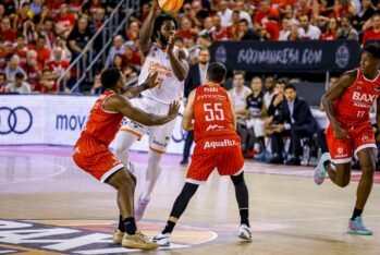 Semi Ojeleye pasando el balón