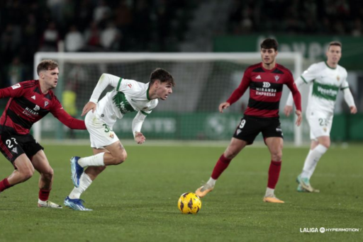 Jugadores del Elche y Mirandes en un partido de la temporada 2023-2024 en el Martínez Valero