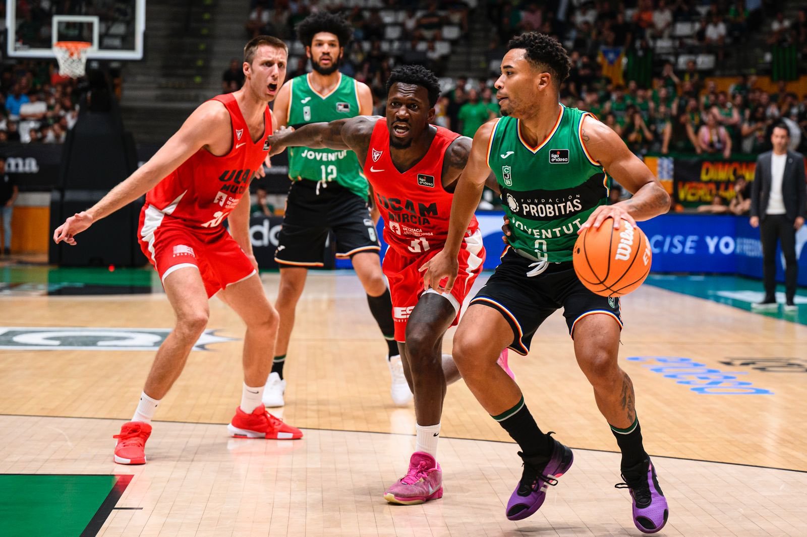 Devon Dotson maneja la pelota ante las miradas de Dylan Ennis y Brodziansky. Fuente: Joventut de Badalona "X"