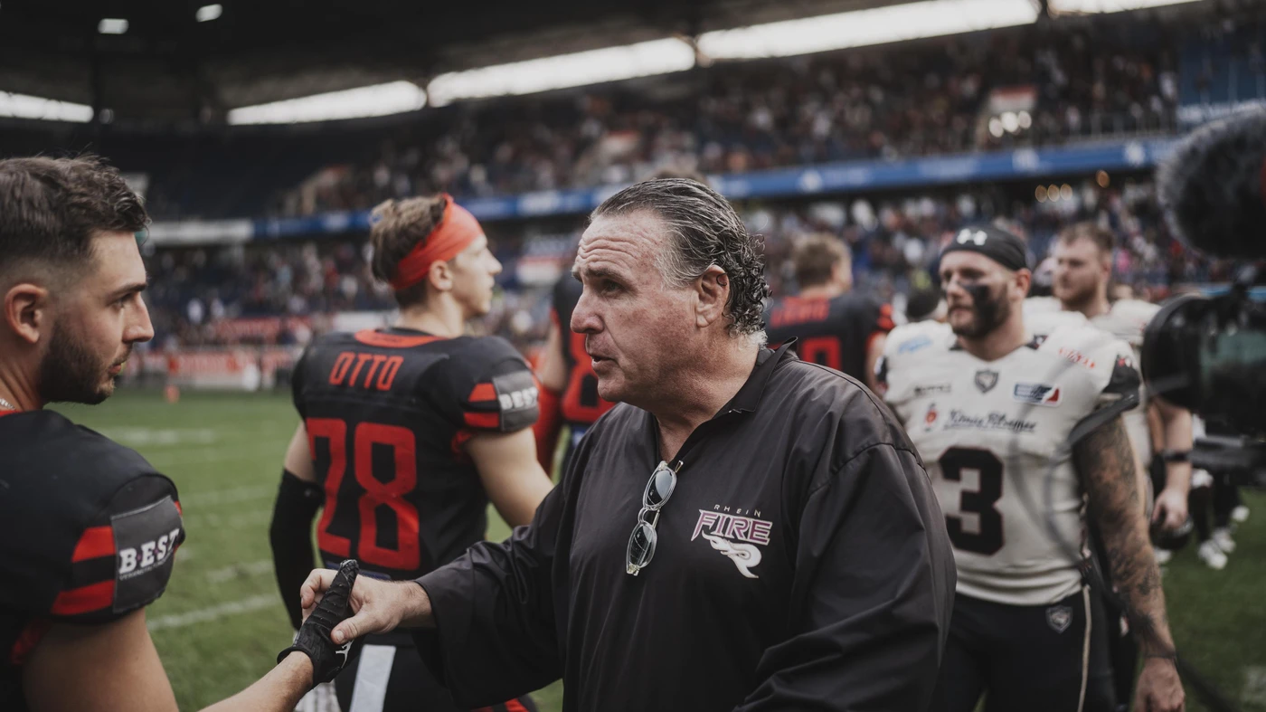 Jim Tosula, entrenador de Rhein Fire saludando a jugadores rivale. Imagen Fabio Deinert