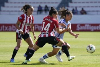 Las jugadoras de ambos equipos intentando quedarse con el balón | Foto: "X" @AthleticClubFem