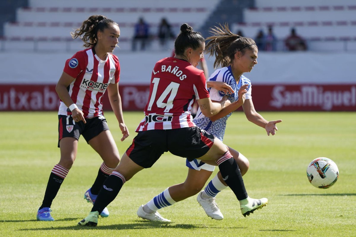 Las jugadoras de ambos equipos intentando quedarse con el balón | Foto: "X" @AthleticClubFem