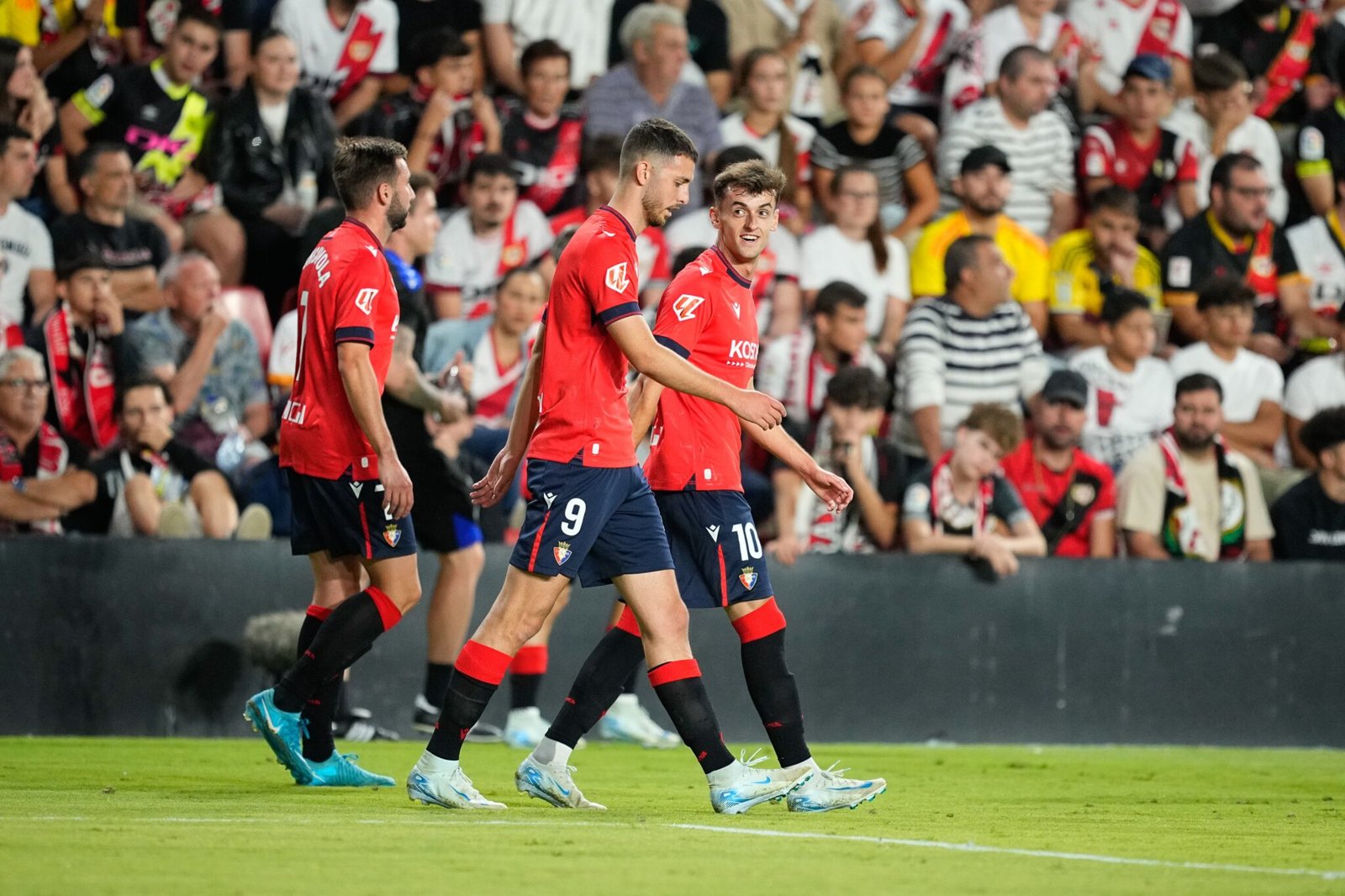 Aimar Oroz mira a Raúl García después del gol de este contra el Rayo. (FOTO: Osasuna, 'X')