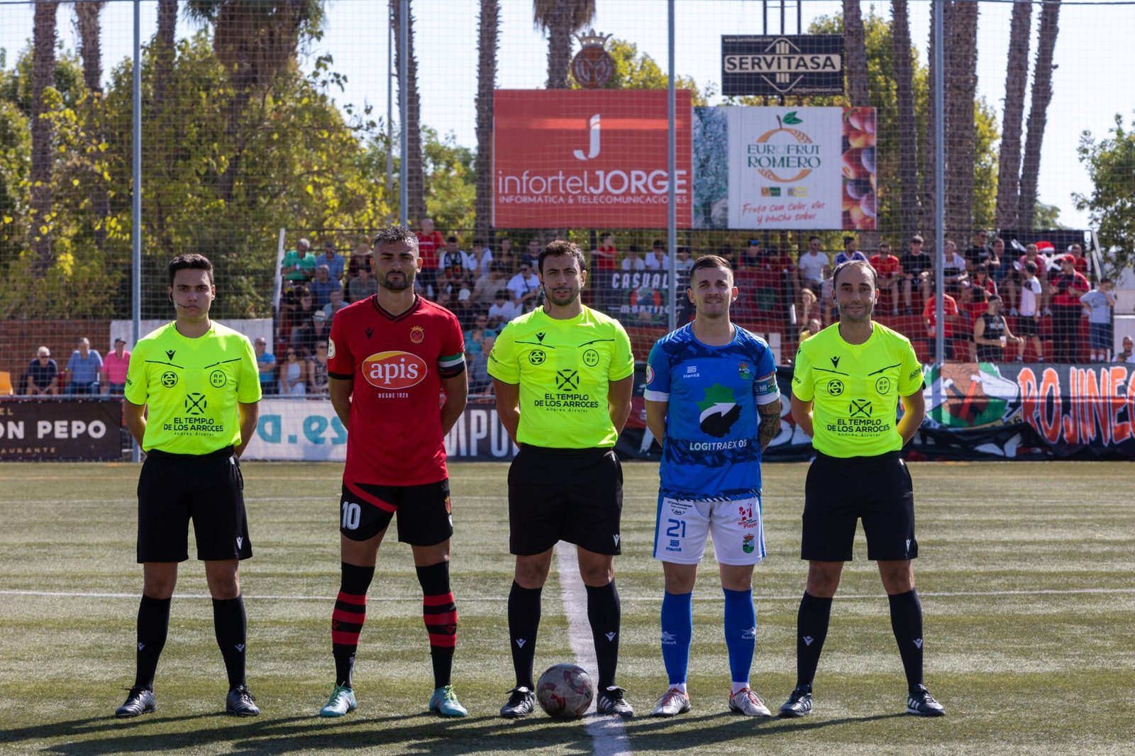 Los capitanes de ambos conjuntos posan antes del partido con el equipo arbitral. FOTO: UD Montijo, 'X'