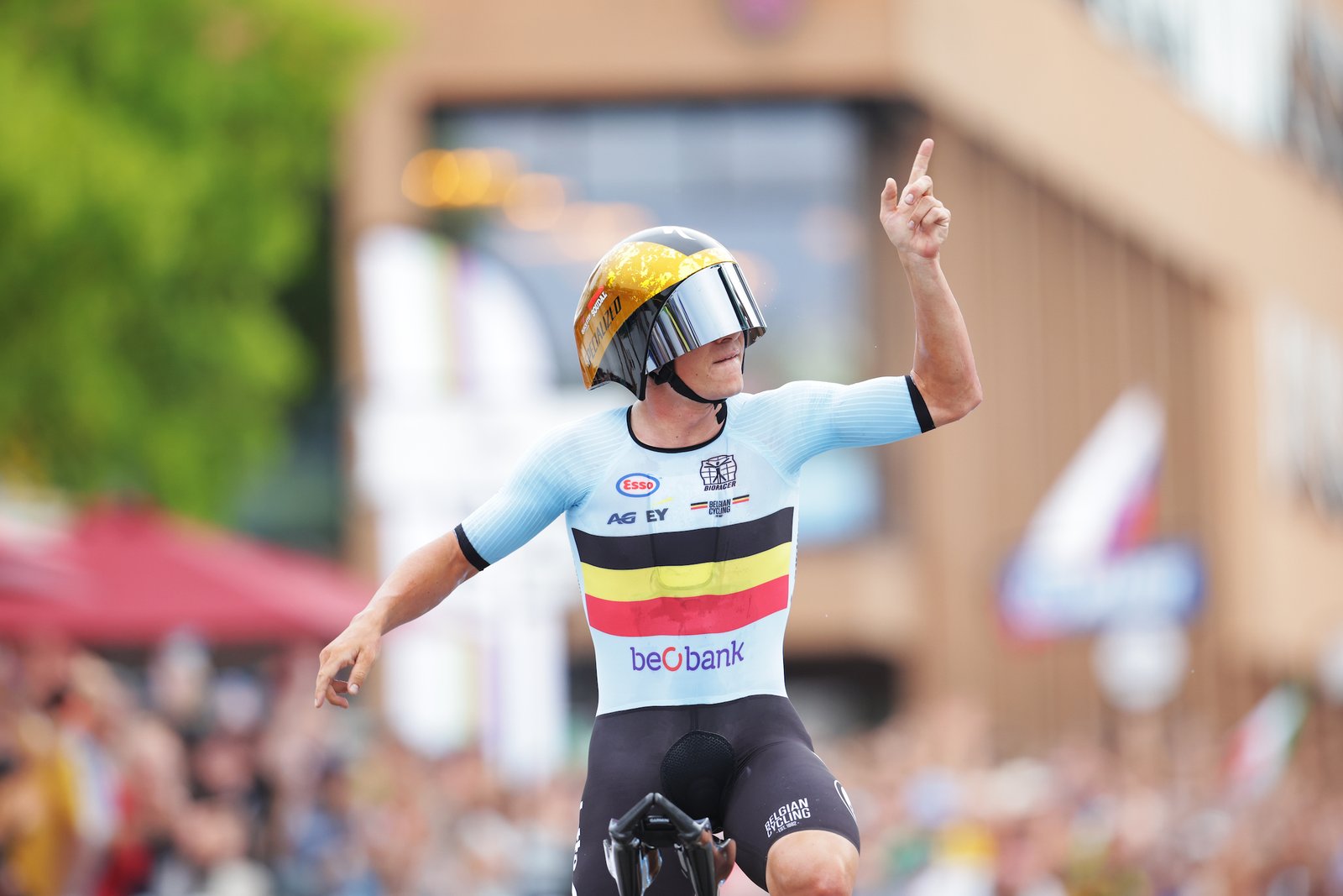 Remco Evenepoel cruza la línea de meta en la contrarreloj individual de los Campeonatos Mundiales de Ciclismo de Zúrich 2024. Foto: UCI vía X (@UCI_cycling).