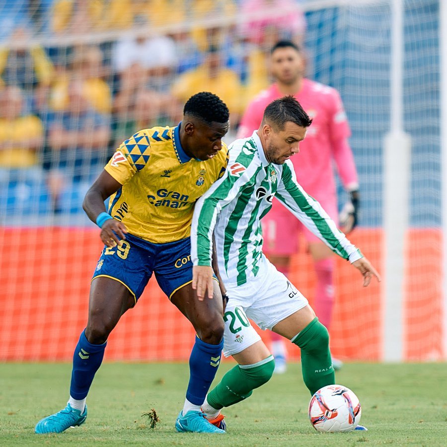 Lo Celso pugnando una pelota con Essugo. FOTO: Real Betis, 'X'