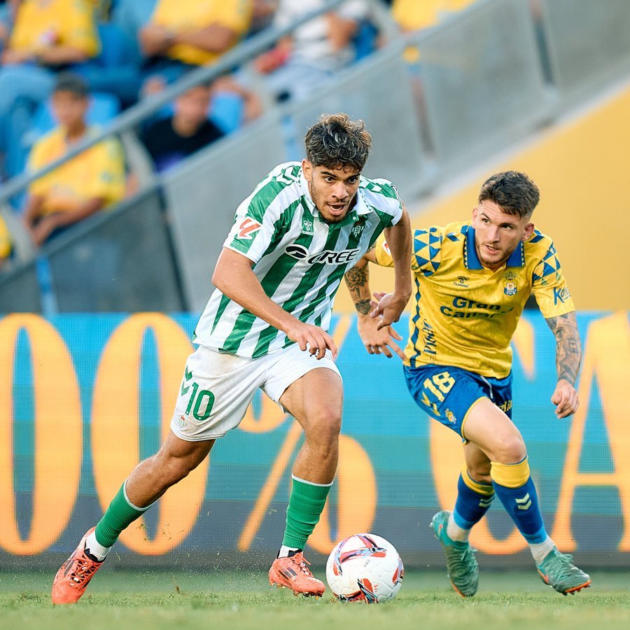 Abde luchando un balón con Viti. FOTO: Real Betis, 'X'