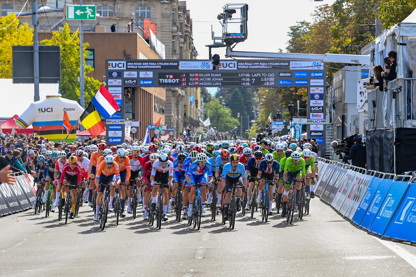 El pelotón, liderado por Bélgica y Eslovenia, en el Mundial de Zúrich 2024. Foto: UCI vía X.