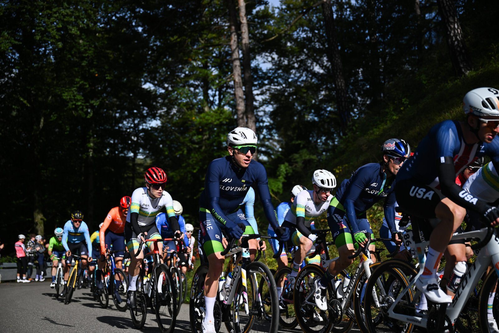 Tadej Pogacar en el pelotón durante el Mundial de Zúrich 2024. Foto: UCI vía X.