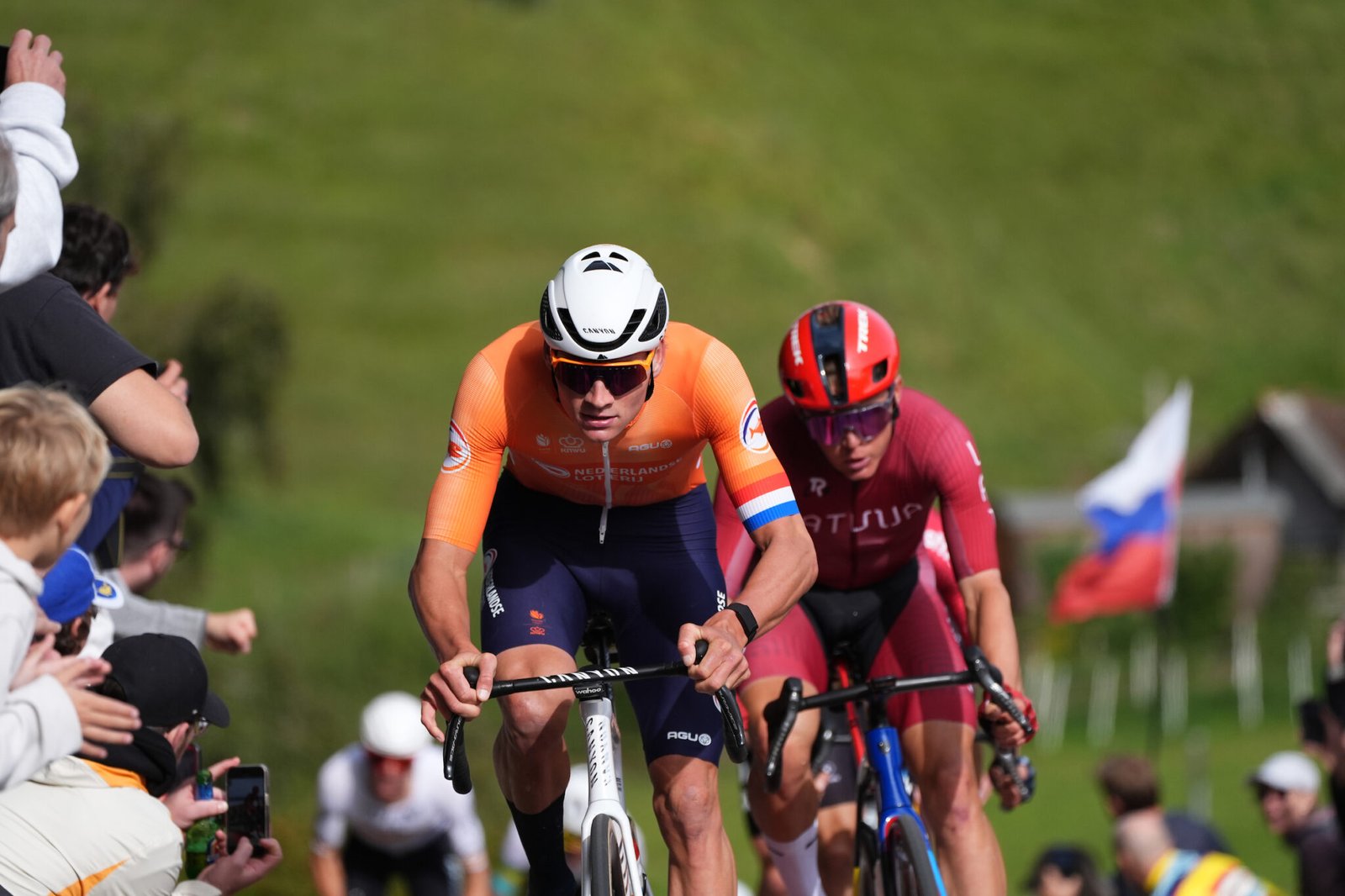 Mathieu van der Poel y Toms Skujins durante el Mundial de Zúrich 2024. Foto: UCI vía X.