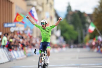 Tadej Pogacar cruzando la meta en el Mundial de Zúrich 2024.