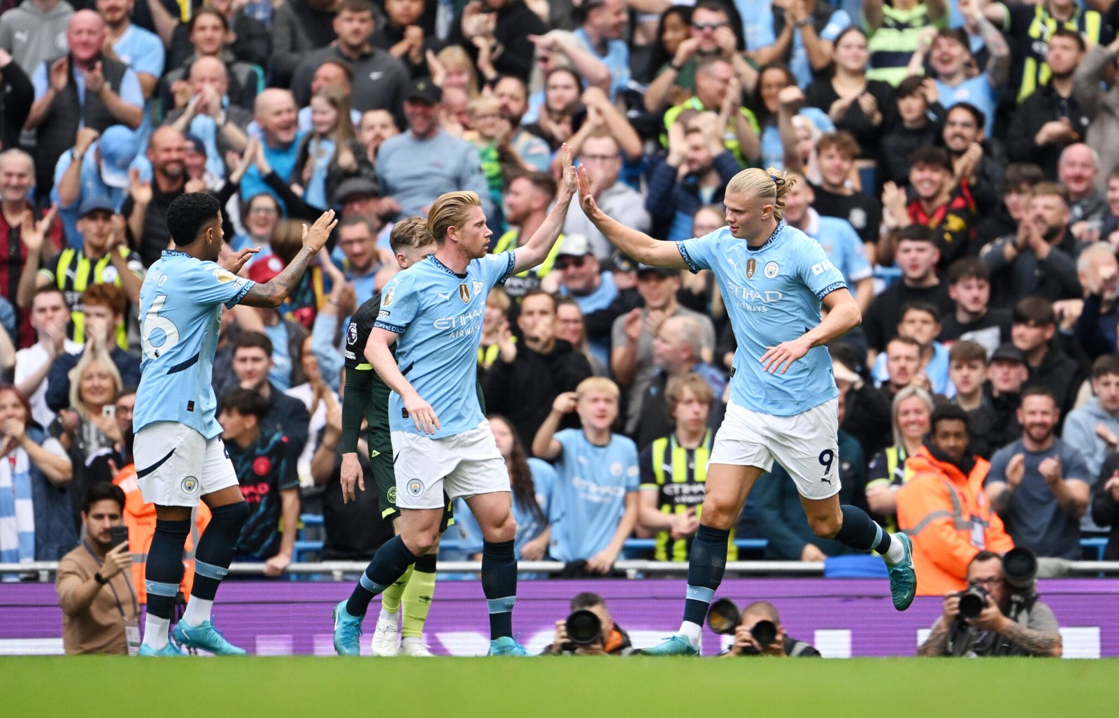 Erling Haaland del Manchester City celebra el primer gol de su equipo con su compañero Kevin De Bruyne del Manchester City durante el partido de la Premier League entre el Manchester City FC y el Brentford FC en el Etihad Stadium el 14 de septiembre de 2024 en Manchester, Inglaterra. (Foto de Stu Forster/Getty Images)