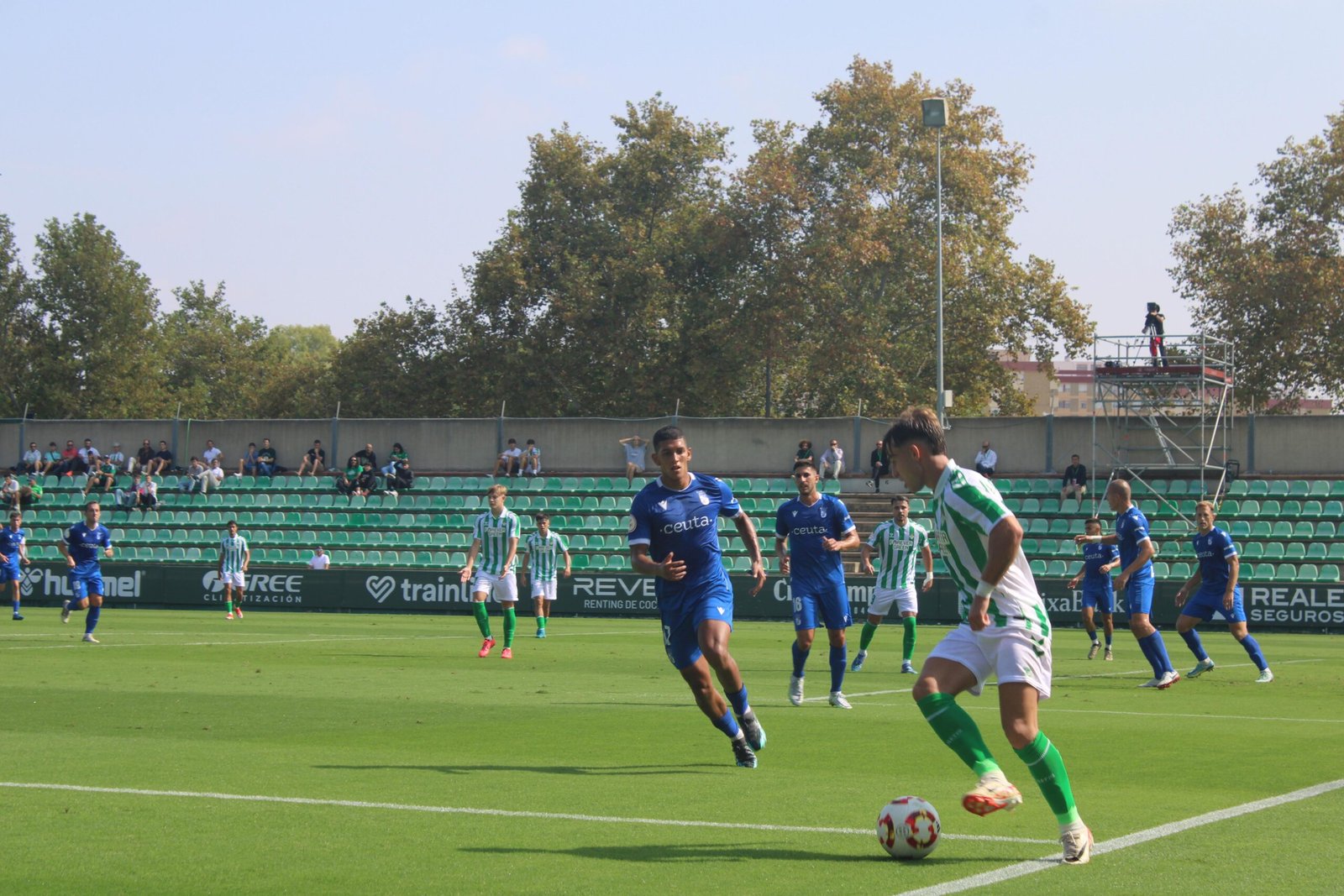 Ángel Ortiz encarando a su marca durante el partido entre el Betis Deportivo y el Ceuta. Foto: Irene Chaves.