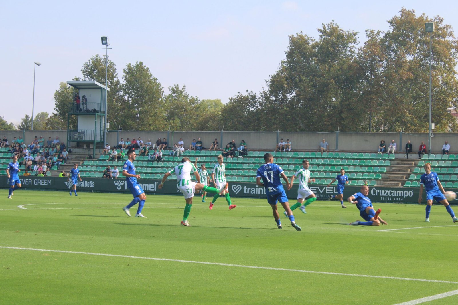 Ángel Ortiz disparando a portería en el partido entre el Betis Deportivo y el Ceuta. Foto: Irene Chaves.