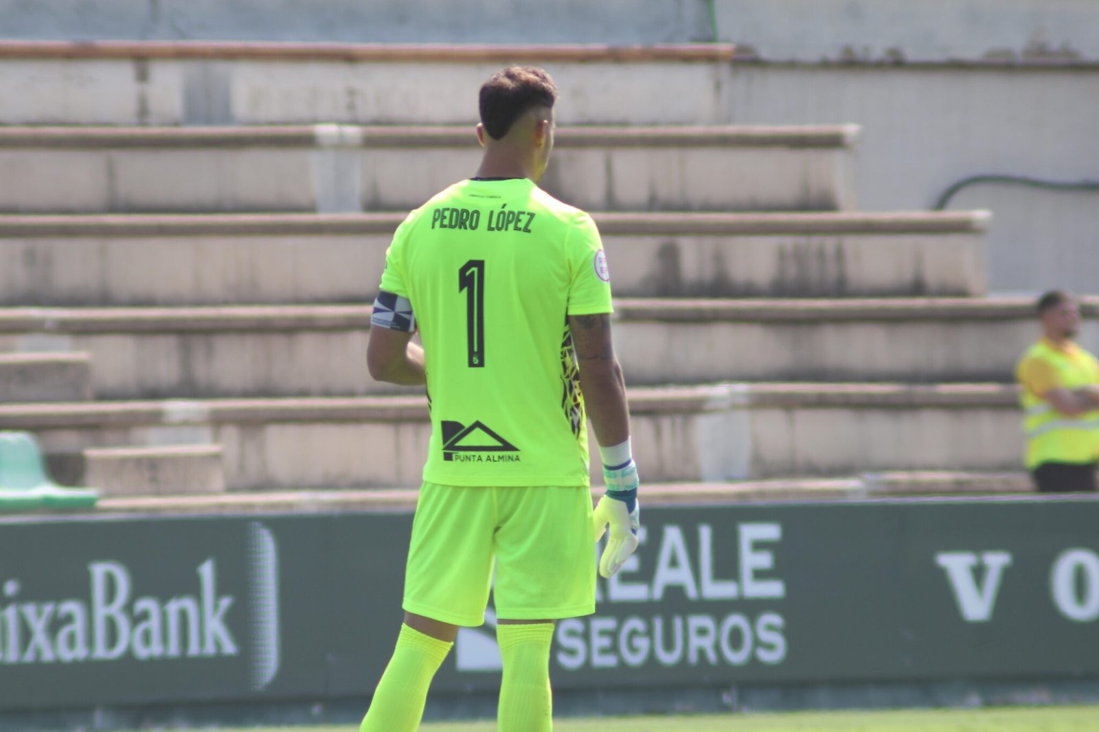 Pedro López, portero del AD Ceuta en el partido contra el Betis Deportivo. Foto: Irene Chaves.