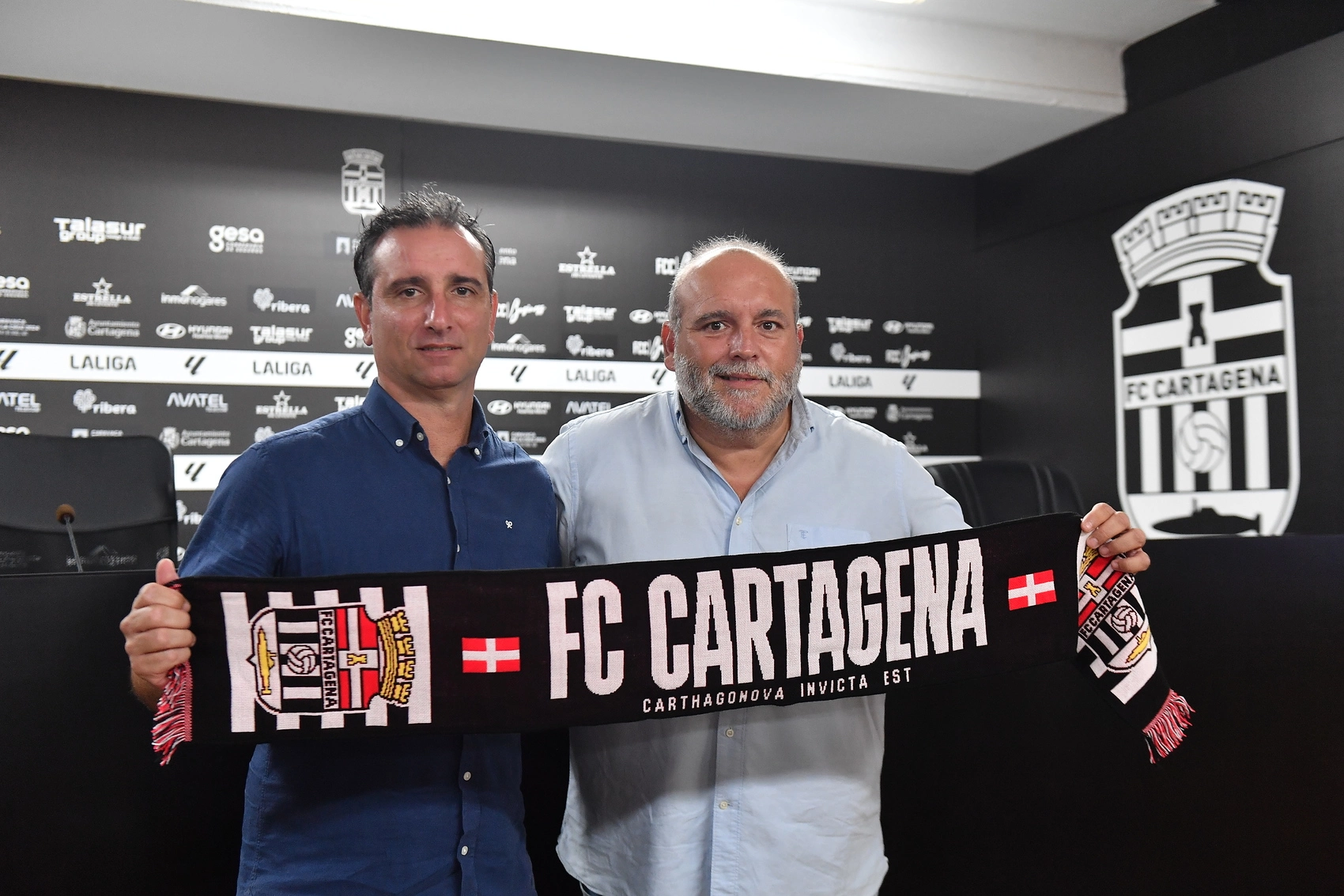 Jandro Castro posa junto a Manolo Sánchez Breis, director deportivo del FC Cartagena. Fuente: FC Cartagena