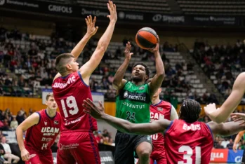 El base dominicano del Joventut Andrés Feliz (c) lanza ante el pívot montenegrino del UCAM Murcia Marko Todorovic (2i), en el partido de Liga Endesa de baloncesto que se disputó en el Olímpico de Badalona. EFE/Alejandro García