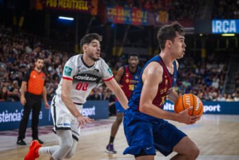 Juan Núñez maneja la pelota ante la mirada de Edgar Vicedo. Fuente: FC Barcelona Basket "X"