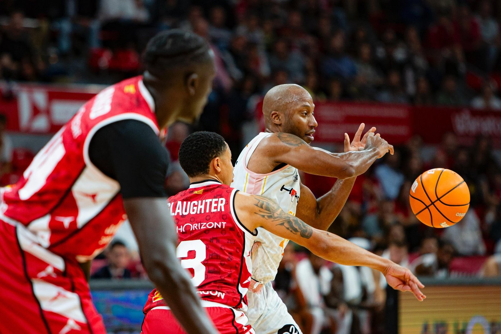 Kenny recibiendo balón ante A.J Slaughter en el tercer cuarto