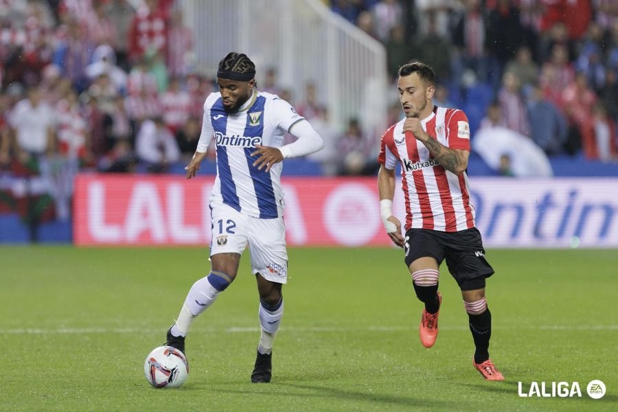 Rosier tiene la pelota ante Berenguer en el partido contra el Athletic. Fuente: LaLiga (web)