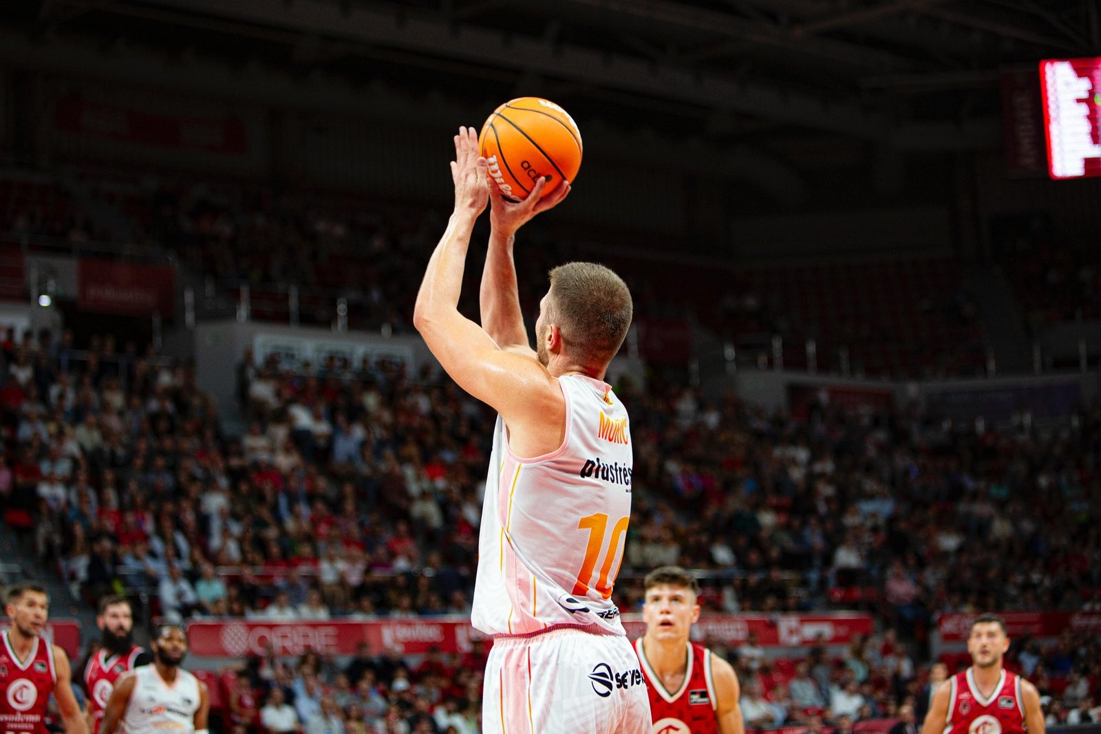 Muric metiendo triple ante el Casademont Zaragoza