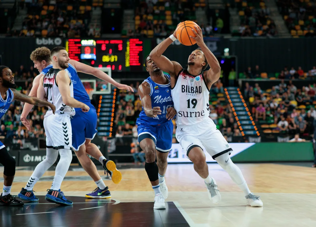 Melwin Pantzar va hacia canasta bajo la defensa de un jugador del Neptunas Klaipeda. Fuente: FIBA Eurocup