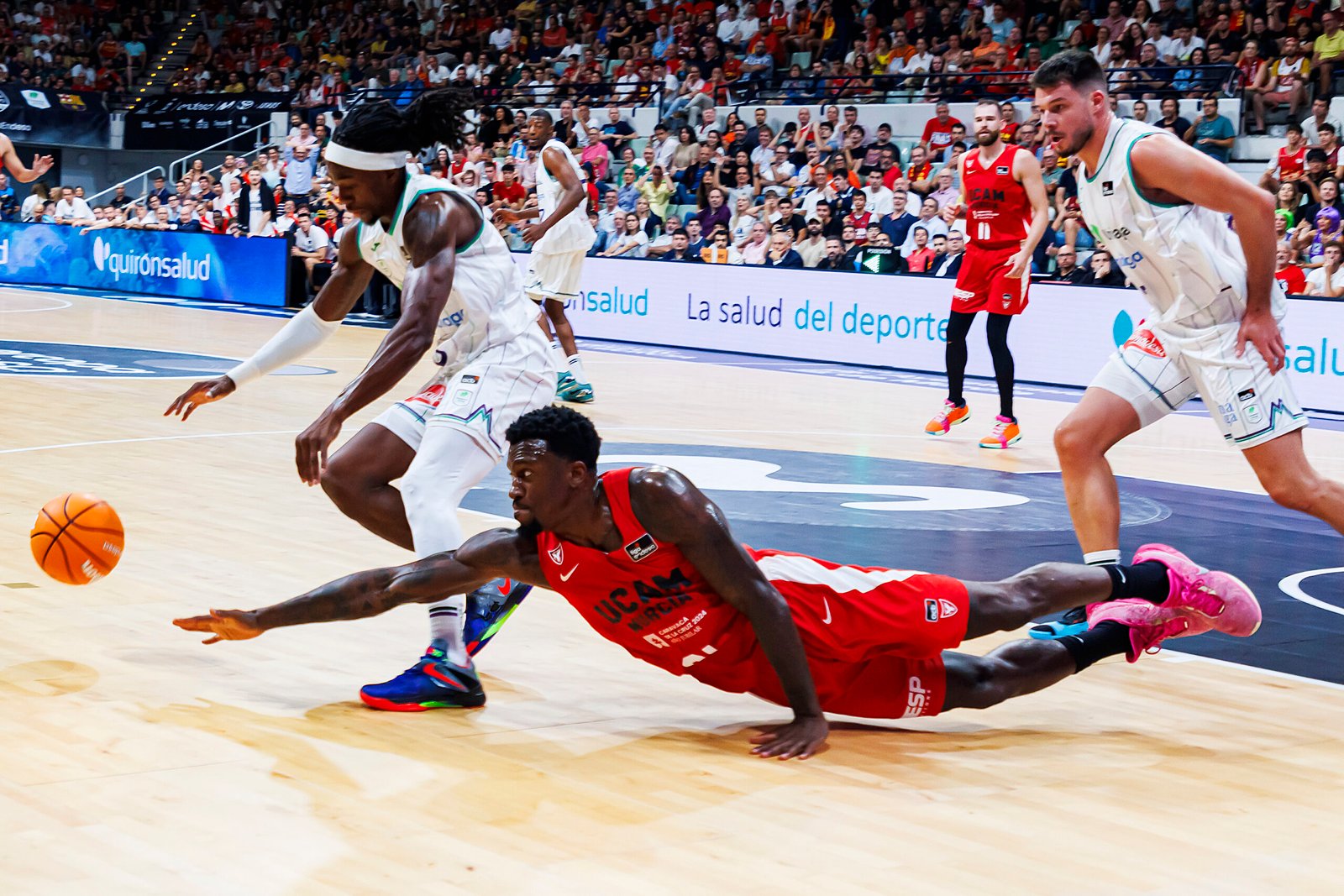 Dylan Ennis pelea por el balón junto a Kendrick Perry. Fuente: UCAM Murcia