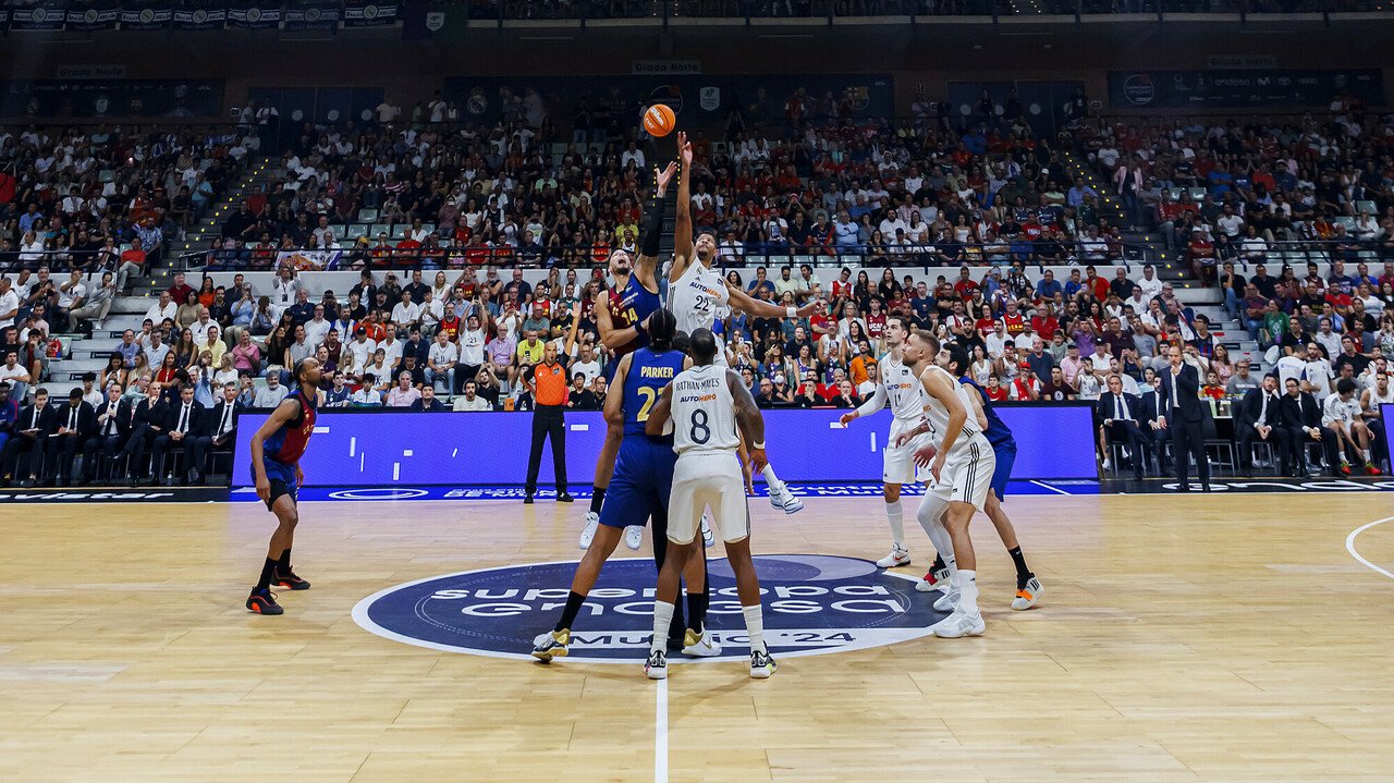 Imagen del salto inicial entre Tavares y Willy. Fuente: ACB (Web)