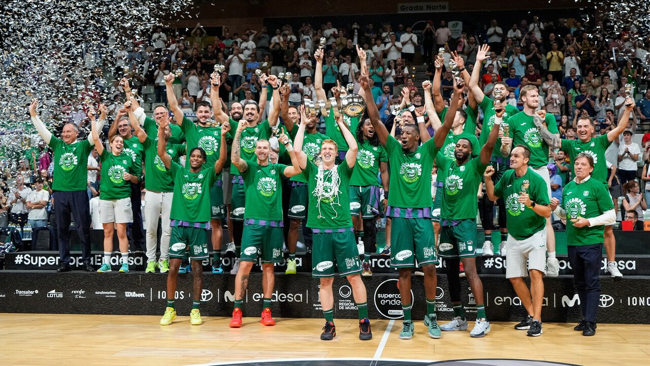 La plantilla del Unicaja Málaga celebra la consecución de la Supercopa Endesa. (Fuente: vía ACB/redes sociales «web»)