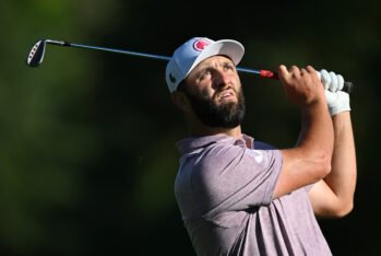 Jon Rahm observa la bola