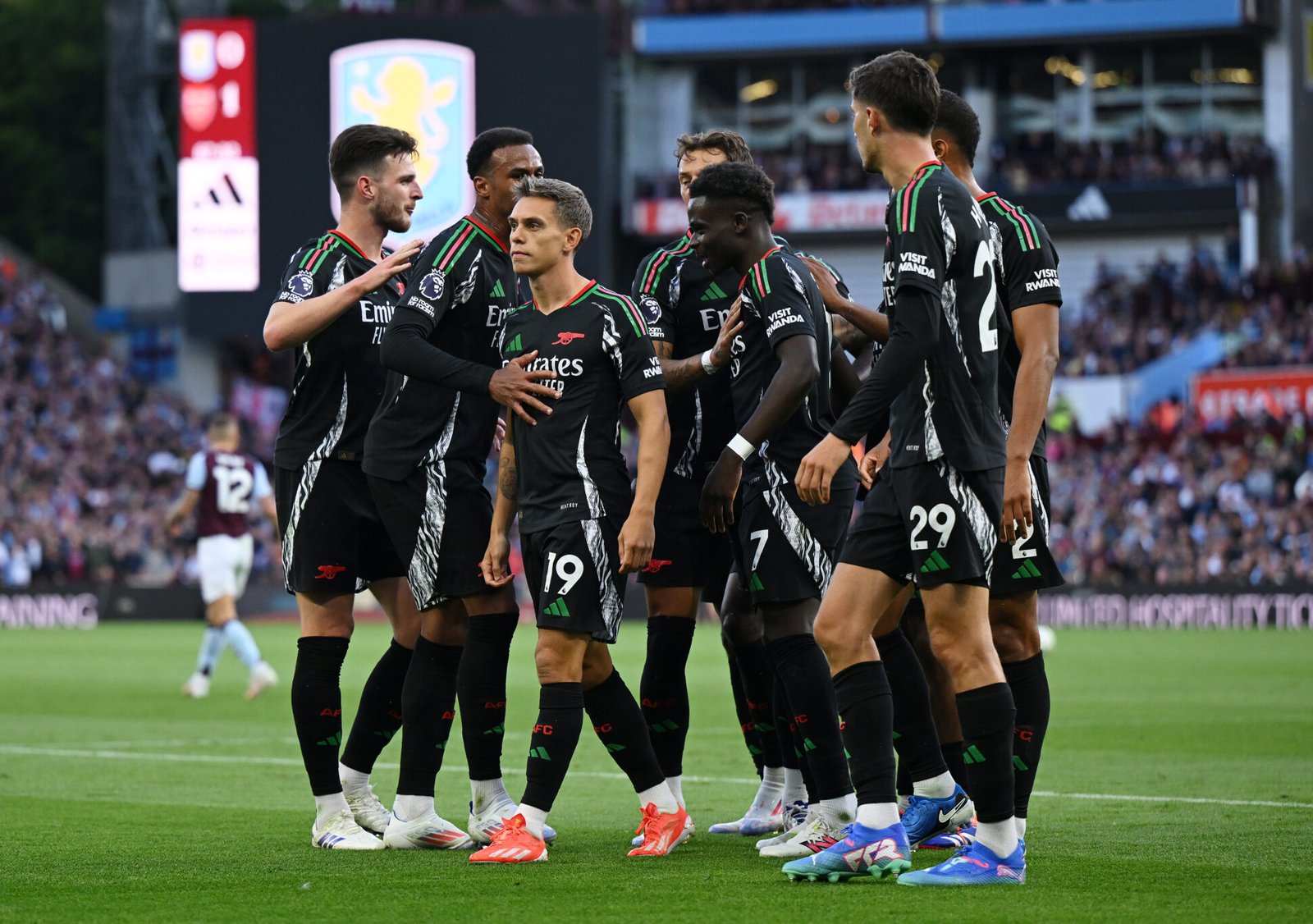 Leandro Trossard del Arsenal celebra el primer gol de su equipo con sus compañeros durante el partido de la Premier League entre el Aston Villa FC y el Arsenal FC en Villa Park el 24 de agosto de 2024 en Birmingham, Inglaterra. (Foto de Shaun Botterill/Getty Images)