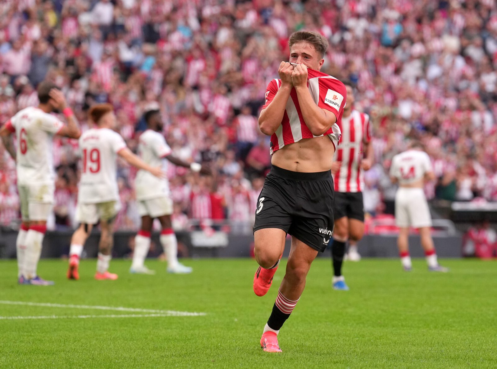 Mikel Jaureguizar celebra el gol del Athletic Club en San Mamés