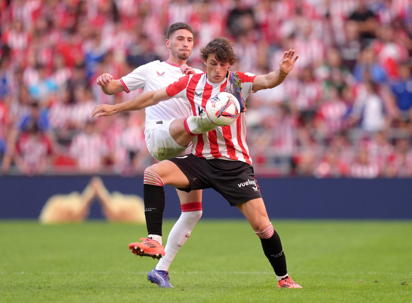 Carmona peleando el balón en San Mamés