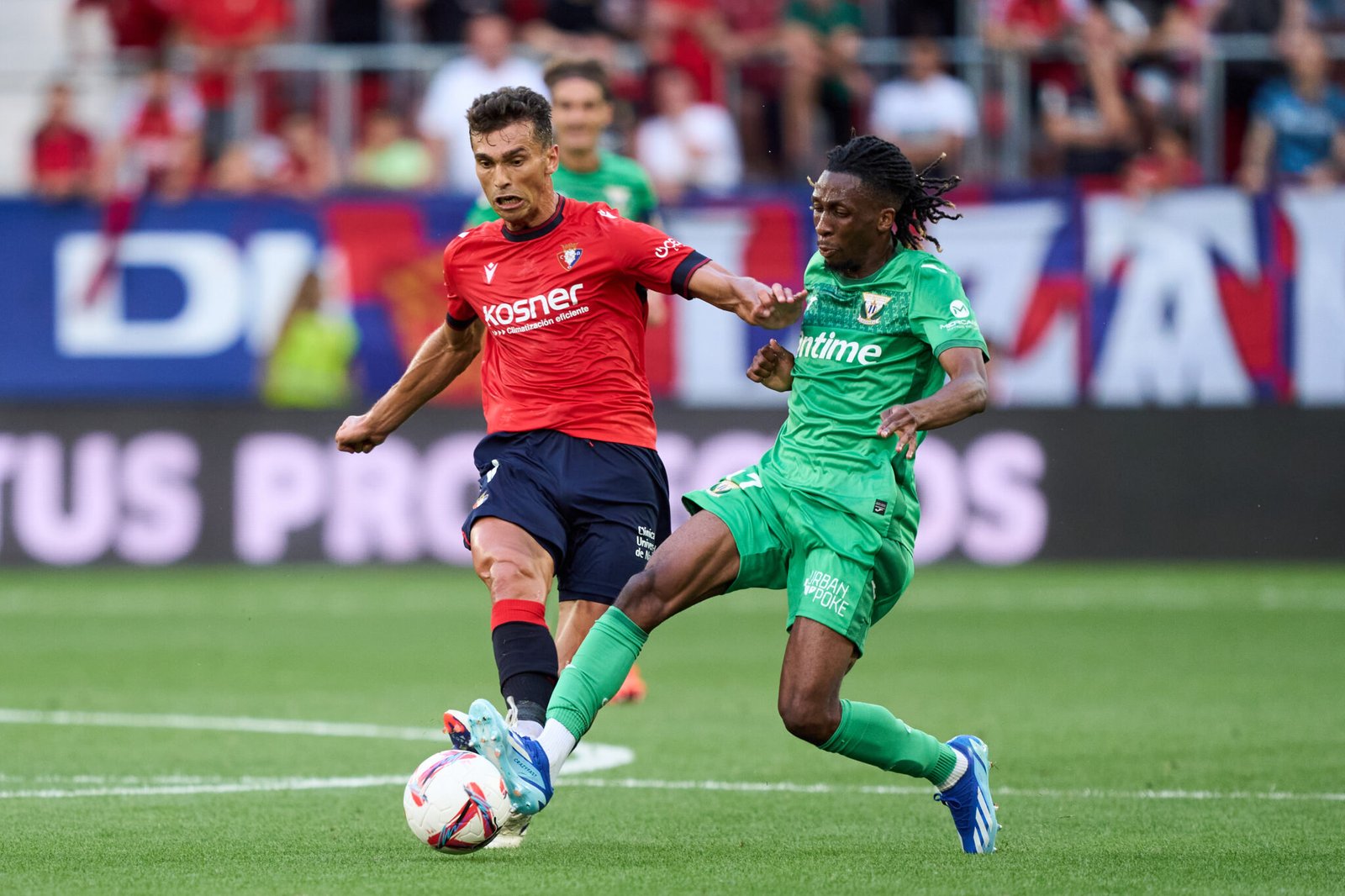 Yvan Neyou, jugador del Leganés, ante Lucas Torró, de Osasuna.