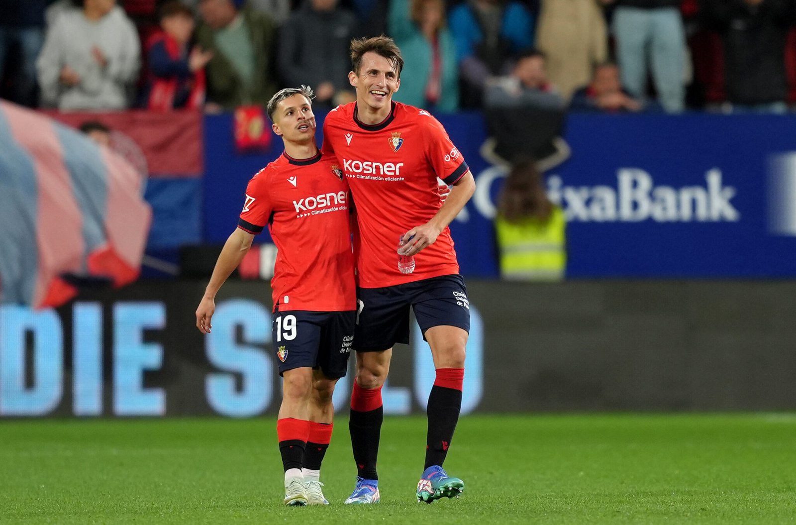 PAMPLONA, ESPAÑA - 28 DE SEPTIEMBRE: Bryan Zaragoza de CA Osasuna celebra con su compañero Ante Budimir tras marcar el segundo gol de su equipo durante el partido de LaLiga entre CA Osasuna y FC Barcelona en el Estadio El Sadar el 28 de septiembre de 2024 en Pamplona, ​​España. (Foto de Juan Manuel Serrano Arce/Getty Images)