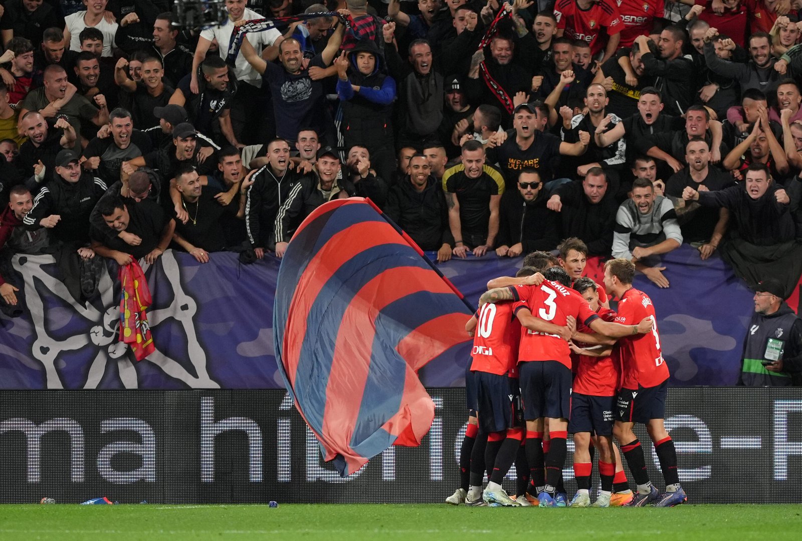 PAMPLONA, SPAIN - SEPTEMBER 28: Ante Budimir of CA Osasuna celebrates scoring his team's third goal with teammates during the LaLiga match between CA Osasuna and FC Barcelona at Estadio El Sadar on September 28, 2024 in Pamplona, Spain. (Photo by Juan Manuel Serrano Arce/Getty Images)