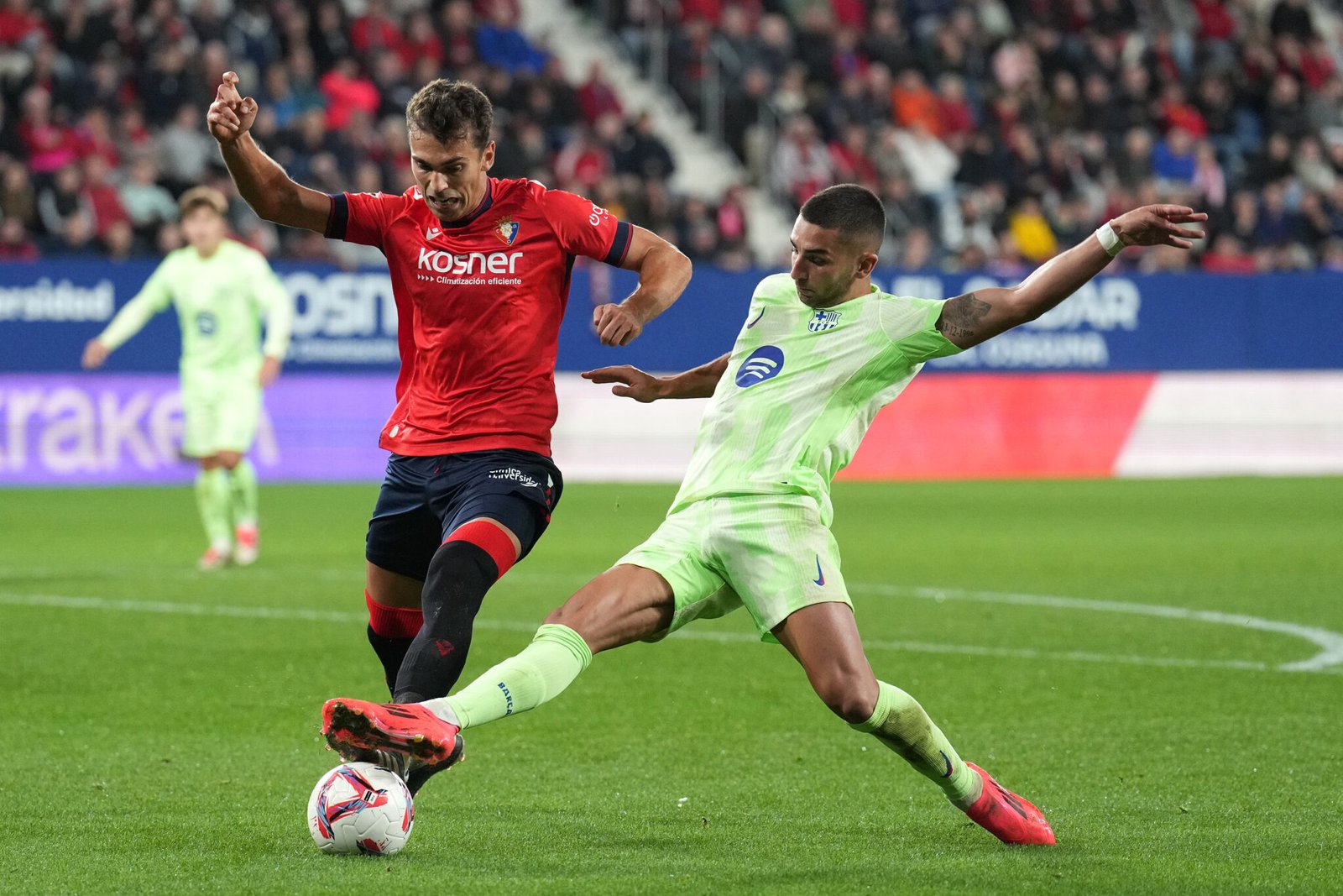 PAMPLONA, ESPAÑA - 28 DE SEPTIEMBRE: Ferran Torres del FC Barcelona (R) y Lucas Torro del CA Osasuna batalan por el balón durante el partido de LaLiga entre CA Osasuna y el FC Barcelona en el Estadio El Sadar el 28 de septiembre de 2024 en Pamplona, ​​España. (Foto de Juan Manuel Serrano Arce/Getty Images)