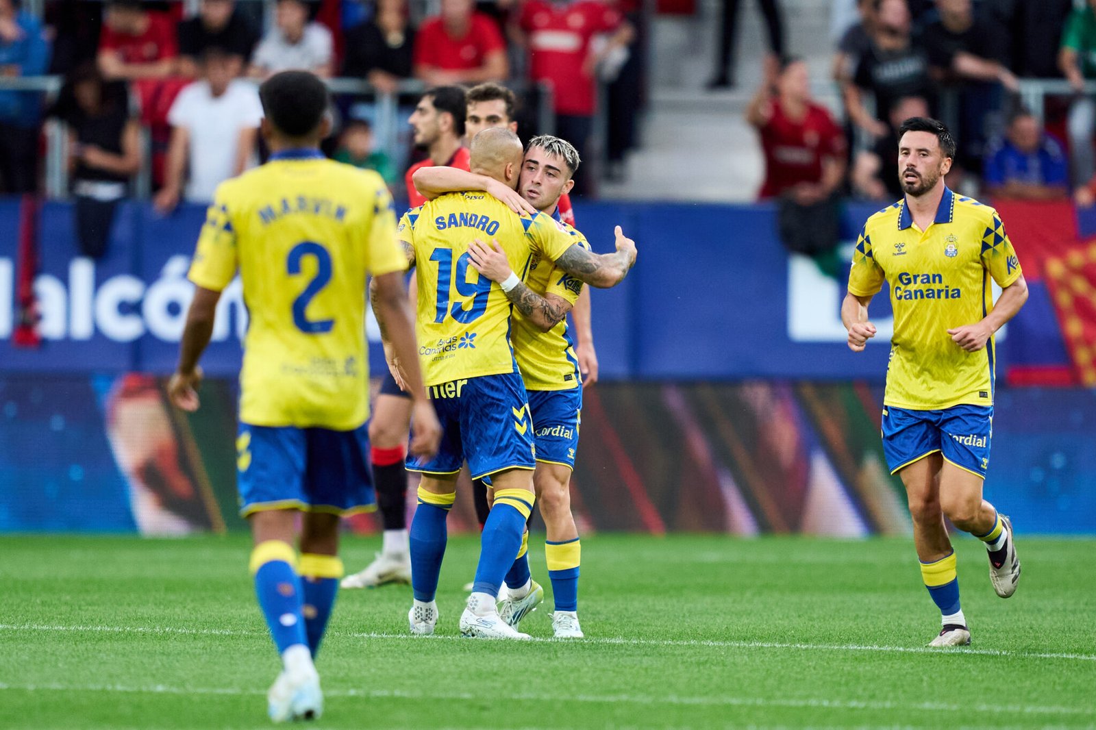 Alberto Moleiro de la UD Las Palmas celebra tras marcar el gol durante el partido de LaLiga entre el CA Osasuna y la UD Las Palmas en el Estadio El Sadar el 21 de septiembre de 2024 en Pamplona, ​​​​España. (Foto de Juan Manuel Serrano Arce/Getty Images).